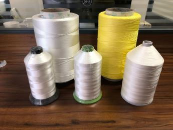 Fil à coudre en polyester industriel blanc brut